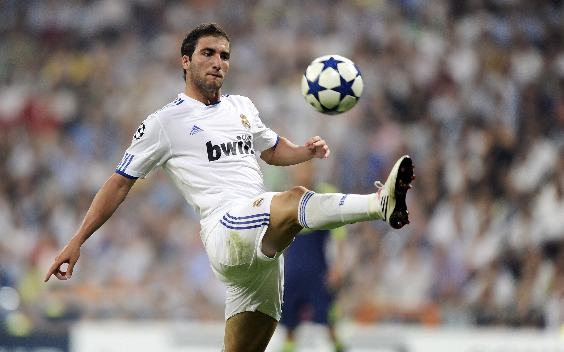 中国举重选手继续刷新个人成绩